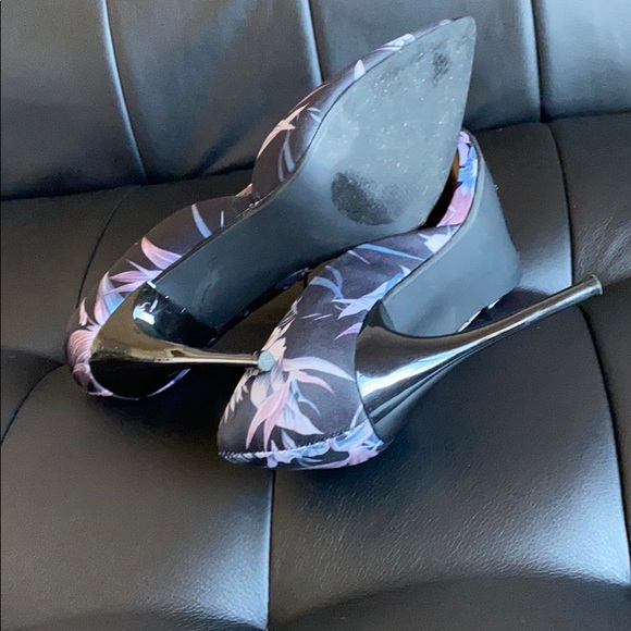 JustFab Floral Black Pump - Picture 5 of 7